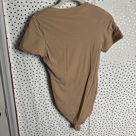 SKIMS Tan Short Sleeve Fitted Bodysuit - Picture 5 of 5